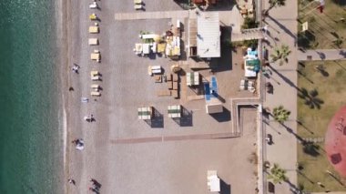 Sahilin deniz kenarındaki tatil köyünün havadan görünüşü. Türkiye