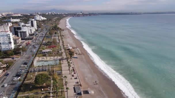 海辺のリゾートタウンでのビーチの空中ビュー。トルコ — ストック動画