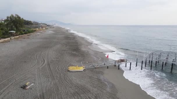 Pemandangan pantai di pinggir pantai resor kota. Turki — Stok Video