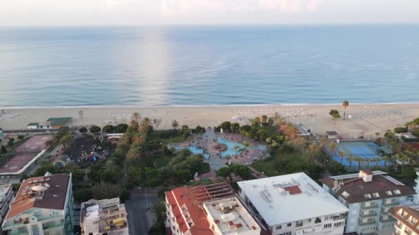 Vista aerea della spiaggia nella località balneare. Turchia — Video Stock