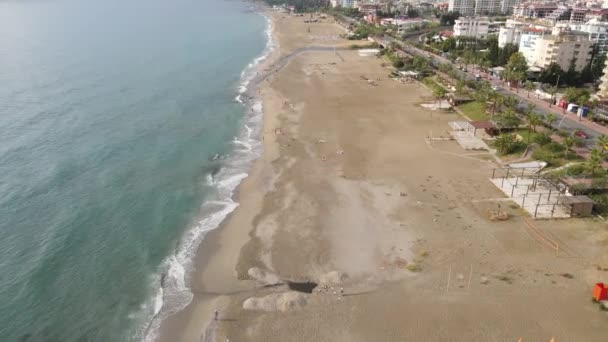 Widok z lotu ptaka na plażę w nadmorskim kurorcie. Turcja — Wideo stockowe