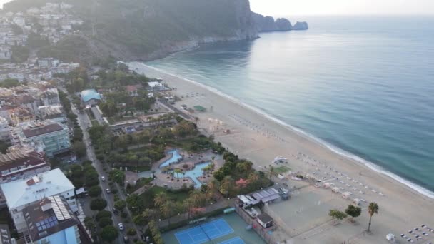 Vista aérea da praia na cidade balnear resort. Turquia — Vídeo de Stock