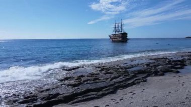 Sahilin deniz kenarındaki tatil köyünün havadan görünüşü. Türkiye