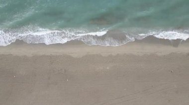 Sahilin deniz kenarındaki tatil köyünün havadan görünüşü. Türkiye