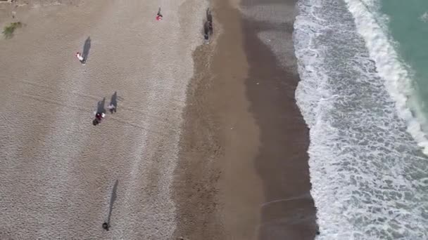 Повітряний вид на пляж у курортному містечку. Туреччина — стокове відео