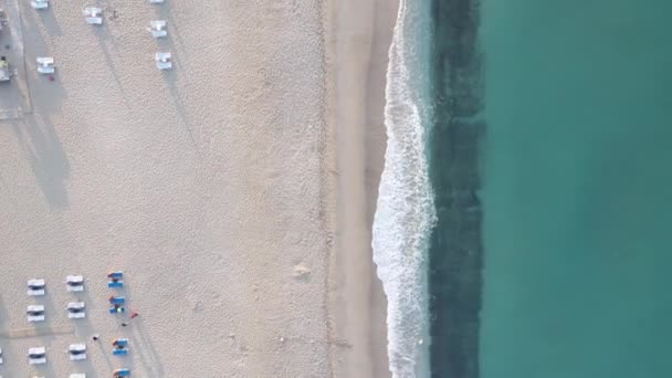Légi kilátás a strandra a tengerparti üdülővárosban. Törökország — Stock videók
