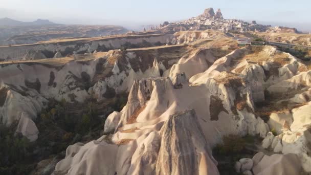 Nevsehir kasabası yakınlarındaki Goreme Ulusal Parkı. Hindi. Hava görünümü — Stok video