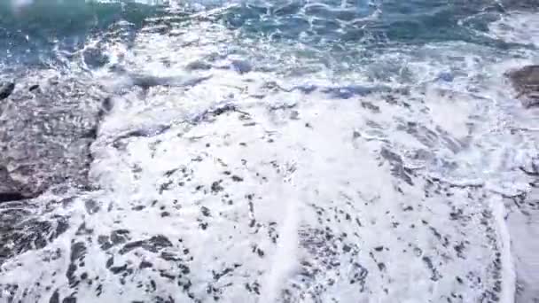 Meer in Küstennähe - Nahaufnahme der Küstenlandschaft aus der Luft — Stockvideo