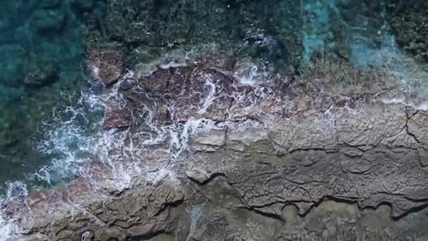 Mare vicino alla costa - vista aerea ravvicinata del paesaggio marino costiero — Video Stock