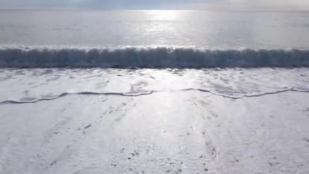 Mar cerca de la costa - Vista aérea de cerca del paisaje marino costero — Vídeo de stock