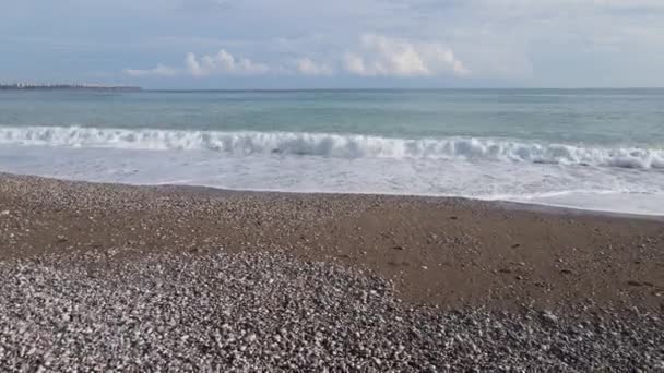 Mar cerca de la costa - Vista aérea de cerca del paisaje marino costero — Vídeos de Stock