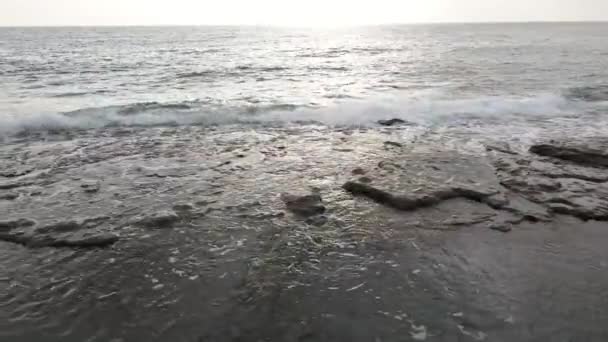 Moře při pobřeží - pohled zblízka na moře — Stock video