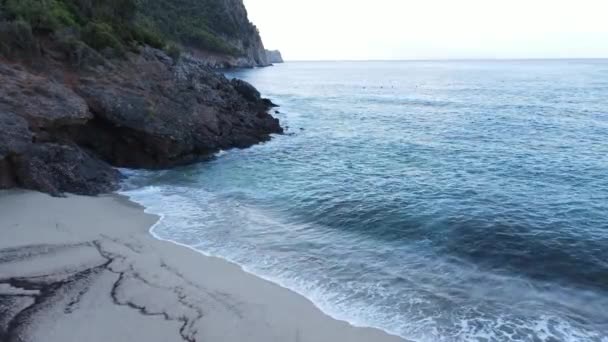 海岸附近的海洋-海岸海景近景鸟瞰 — 图库视频影像