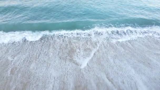 Mar perto da costa - vista aérea de close-up da paisagem costeira — Vídeo de Stock