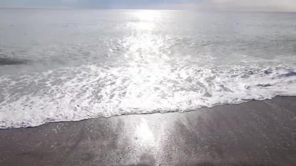 Mar cerca de la costa - Vista aérea de cerca del paisaje marino costero — Vídeo de stock