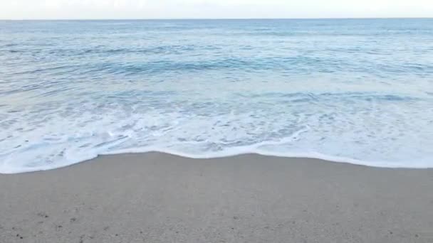Meer in Küstennähe - Nahaufnahme der Küstenlandschaft aus der Luft — Stockvideo