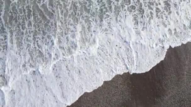 Mare vicino alla costa - vista aerea ravvicinata del paesaggio marino costiero — Video Stock