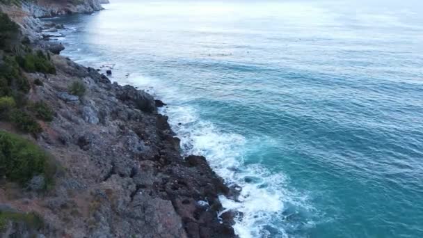 海岸附近的海洋-海岸海景近景鸟瞰 — 图库视频影像