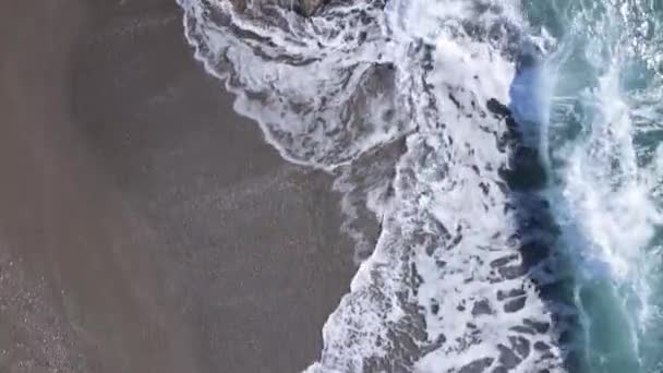 Havet nära kusten - närbild flygfoto av kustlandskapet — Stockvideo