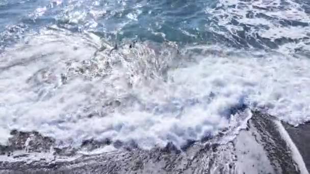 Mar perto da costa - vista aérea de close-up da paisagem costeira — Vídeo de Stock