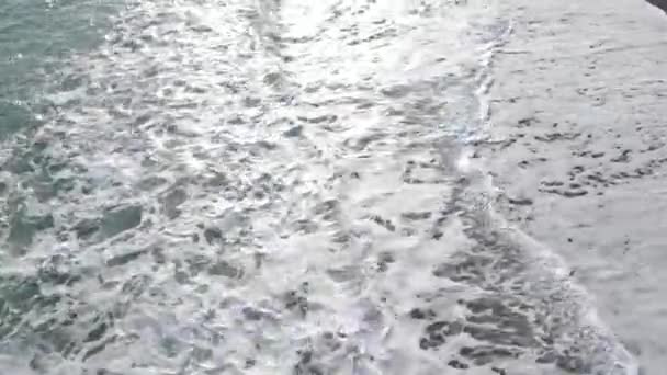 Havet nära kusten - närbild flygfoto av kustlandskapet — Stockvideo