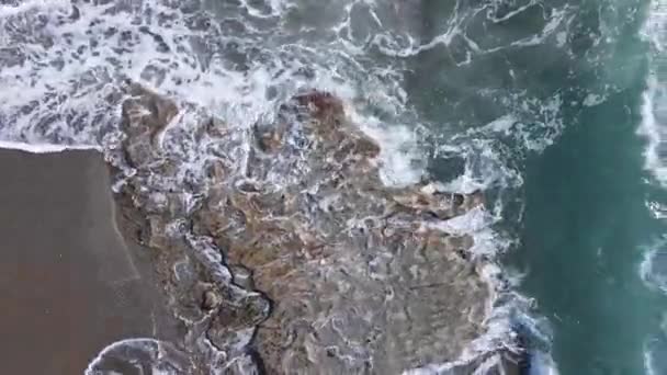 Havet nära kusten - närbild flygfoto av kustlandskapet — Stockvideo