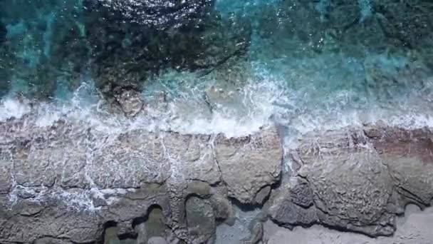 Mare vicino alla costa - vista aerea ravvicinata del paesaggio marino costiero — Video Stock