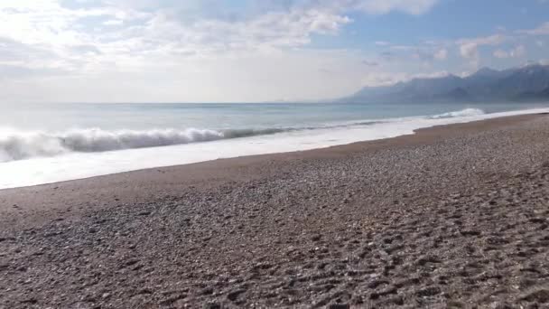 Море біля узбережжя - крупним планом повітряний вид на узбережжя моря — стокове відео