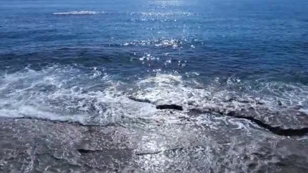 Море рядом с побережьем - крупный план с высоты птичьего полета — стоковое видео