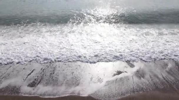 Mar perto da costa - vista aérea de close-up da paisagem costeira — Vídeo de Stock