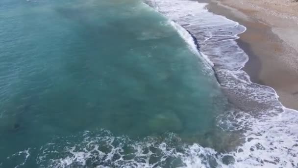 Mar cerca de la costa - Vista aérea de cerca del paisaje marino costero — Vídeos de Stock