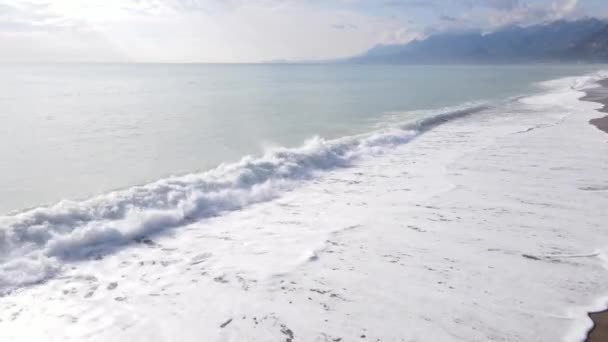 Mar cerca de la costa - Vista aérea de cerca del paisaje marino costero — Vídeo de stock