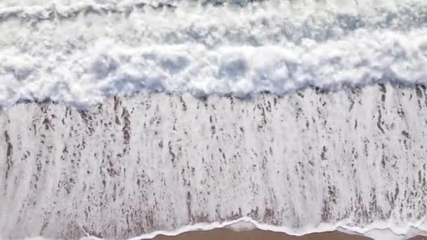 Havet nära kusten - närbild flygfoto av kustlandskapet — Stockvideo