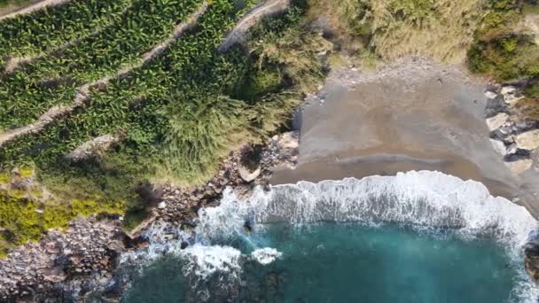 Tengerpart közeli tenger - közeli légi felvétel a tengerparti tengerpartról — Stock videók