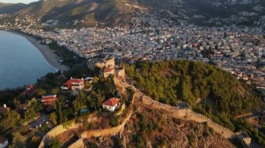 Alanya Kalesi 'nin havadan görünüşü - Alanya Kalesi. Hindi. Yavaş çekim