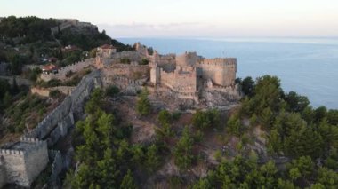Alanya Kalesi 'nin havadan görünüşü - Alanya Kalesi. Hindi. Yavaş çekim