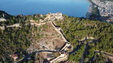 Alanya Kalesi 'nin havadan görünüşü - Alanya Kalesi. Hindi. Yavaş çekim