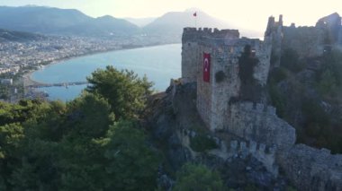 Alanya Kalesi 'nin havadan görünüşü - Alanya Kalesi. Hindi. Yavaş çekim