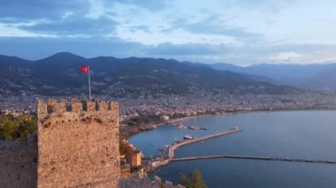 Alanya Kalesi 'nin havadan görünüşü - Alanya Kalesi. Hindi. Yavaş çekim