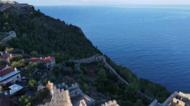 Alanya Kalesi 'nin havadan görünüşü - Alanya Kalesi. Hindi. Yavaş çekim