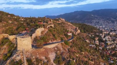 Alanya Kalesi 'nin havadan görünüşü - Alanya Kalesi. Hindi. Yavaş çekim