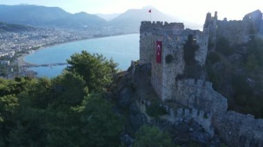 Alanya Kalesi 'nin havadan görünüşü - Alanya Kalesi. Hindi. Yavaş çekim