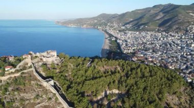 Alanya Kalesi 'nin havadan görünüşü - Alanya Kalesi. Hindi. Yavaş çekim