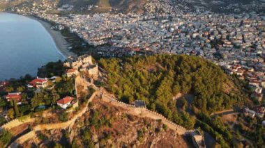 Alanya Kalesi 'nin havadan görünüşü - Alanya Kalesi. Hindi. Yavaş çekim