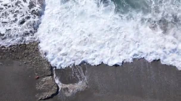 Θάλασσα κοντά στην ακτή - κοντινή εναέρια άποψη του παράκτιου θαλασσινού τοπίου — Αρχείο Βίντεο