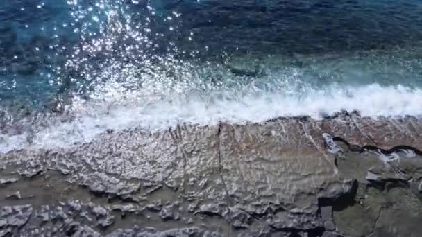 Havet nära kusten - närbild flygfoto av kustlandskapet — Stockvideo