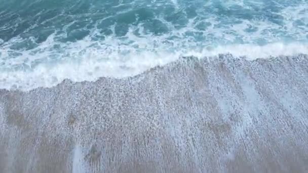Morze w pobliżu wybrzeża - widok z lotu ptaka na nadmorski krajobraz — Wideo stockowe