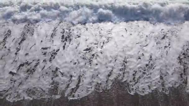 Mare vicino alla costa - vista aerea ravvicinata del paesaggio marino costiero — Video Stock