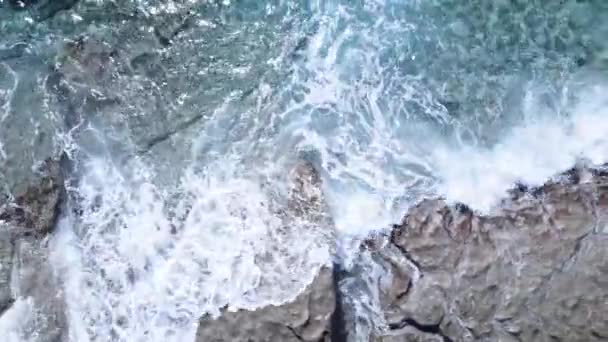 Море біля узбережжя - крупним планом повітряний вид на узбережжя моря — стокове відео