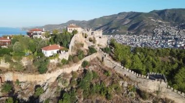 Alanya Kalesi 'nin havadan görünüşü - Alanya Kalesi. Hindi. Yavaş çekim